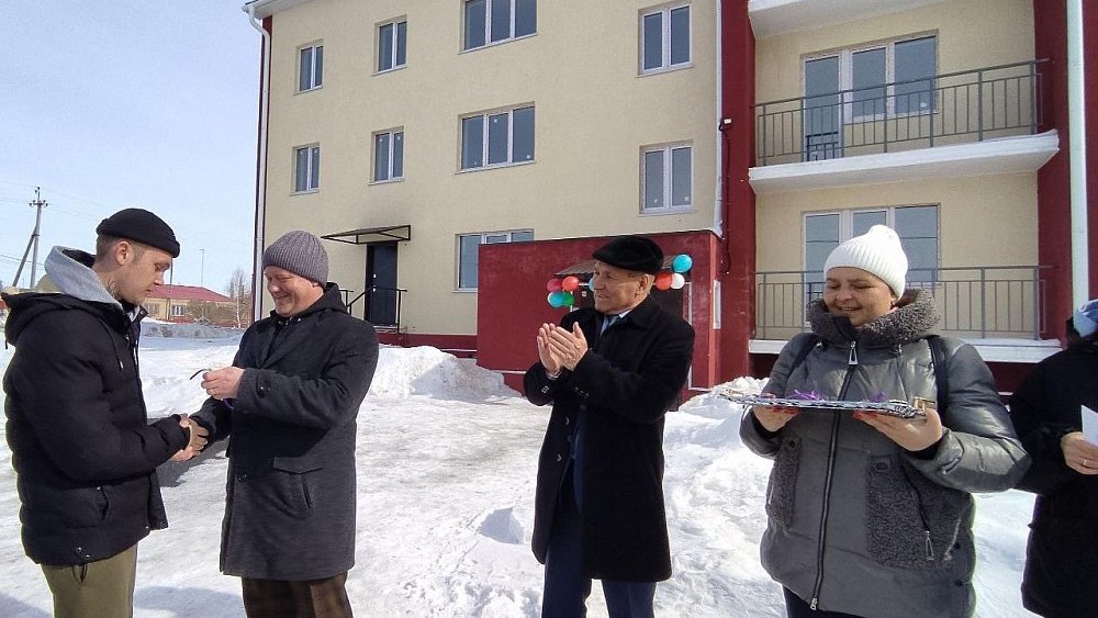 48 сирот получили жилье в новом доме под Магнитогорском