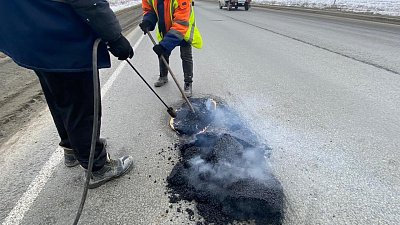 Дорожники начали ямочный ремонт вокруг Челябинска