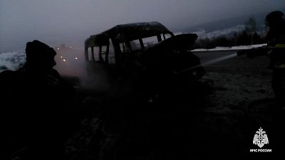 В Ашинском районе загорелся микроавтобус с пассажирами