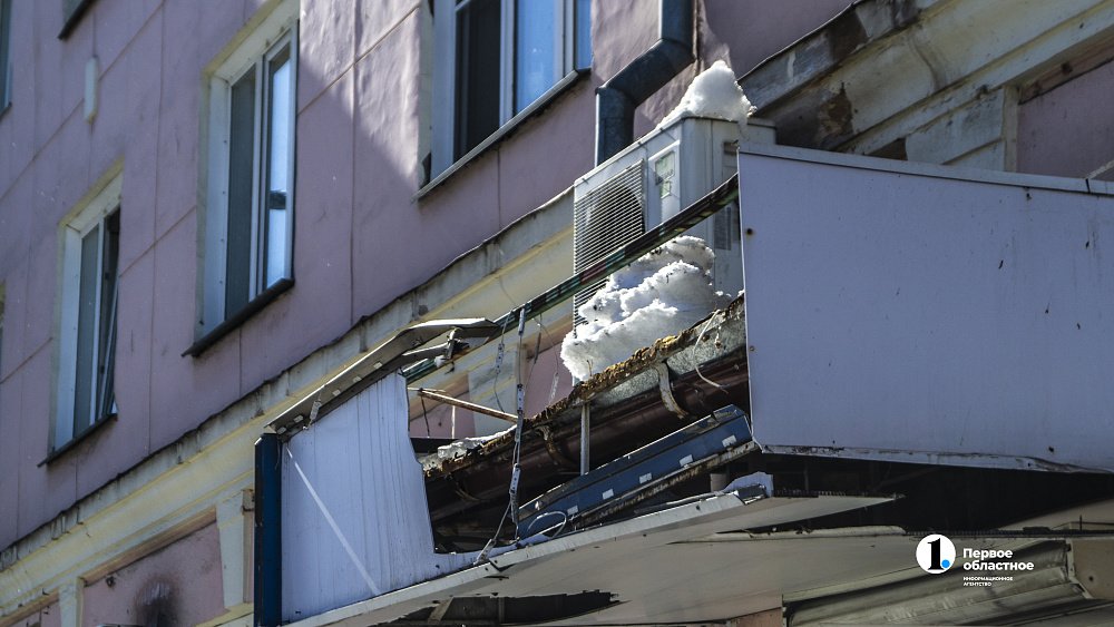 В Челябинске рухнувшая с балкона лепнина разбила козырек магазина