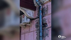 В Челябинске рухнувшая с балкона лепнина разбила козырек магазина