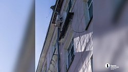 В Челябинске рухнувшая с балкона лепнина разбила козырек магазина