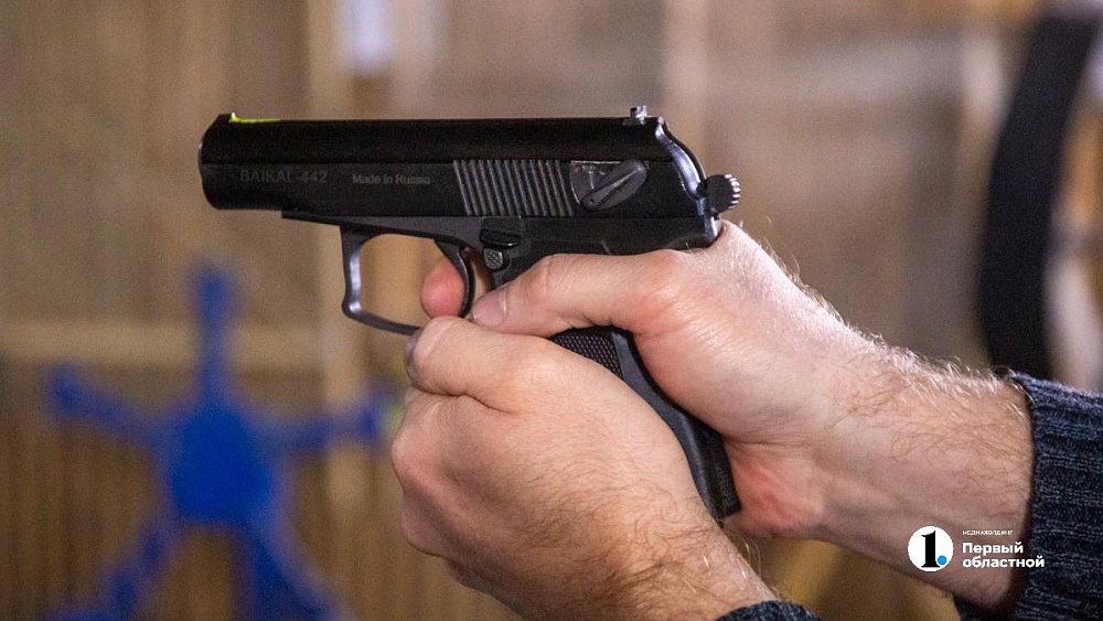 Подростки обстреляли припаркованный автомобиль в Челябинске