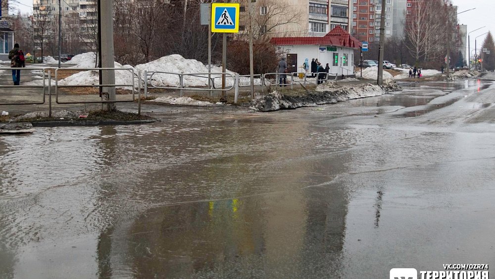 В Озерске затопило центральную улицу из‑за переполненной ливневки