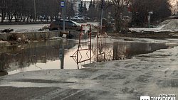 В Озерске затопило центральную улицу из‑за переполненной ливневки