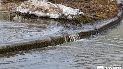 В Озерске затопило центральную улицу из‑за переполненной ливневки