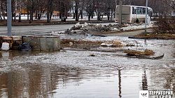 В Озерске затопило центральную улицу из‑за переполненной ливневки