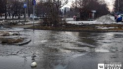 В Озерске затопило центральную улицу из‑за переполненной ливневки