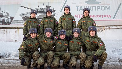 В Челябинске солдаты-срочники проходят службу на тракторном заводе