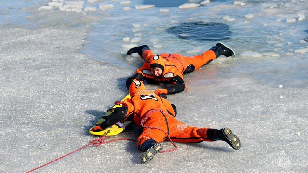 Челябинские спасатели показали, как помочь людям, провалившимся под лед