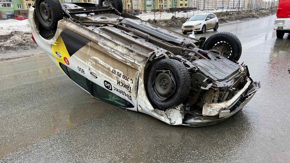 В Челябинске перевернулось такси