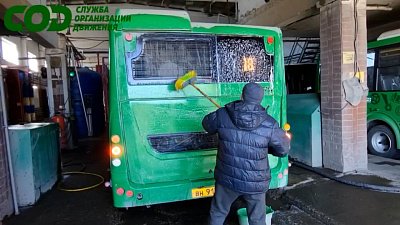 В Челябинске автобусы проходят автоматическую линию мойки перед выходом на маршрут