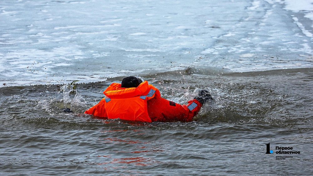 В Челябинске провели учения по спасению провалившихся под лед