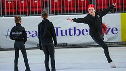 Александра Трусова и Этери Тутберидзе дали мастер‑класс юным челябинским фигуристам