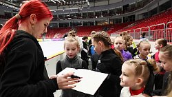 Александра Трусова и Этери Тутберидзе дали мастер‑класс юным челябинским фигуристам