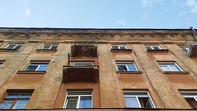 В Челябинске со здания школы искусств падают куски лепнины