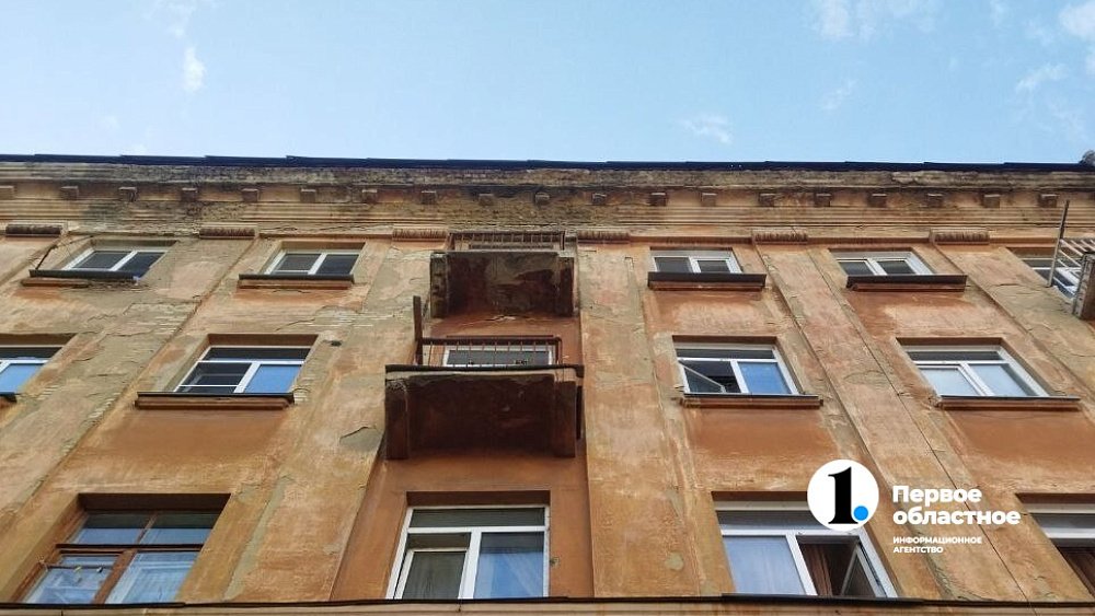В Челябинске с фасада детской школы искусств падают камни