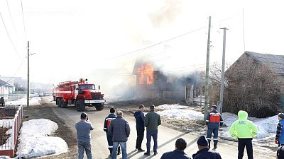 В Кунашаке пламя охватило частный дом на улице Нигматуллина