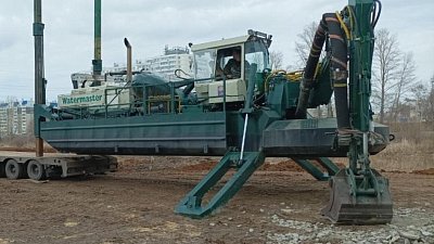 В Челябинск привезли тяжелую технику для расчистки реки Миасс