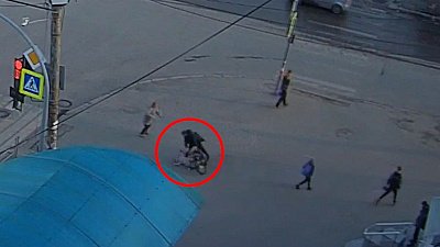 В Челябинске велосипедист сбил ребенка на самокате