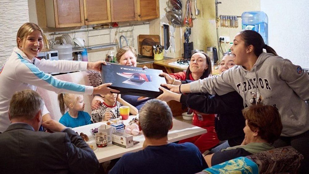 Конькобежка Ольга Фаткулина отдала свой подарок из викторины многодетной семье