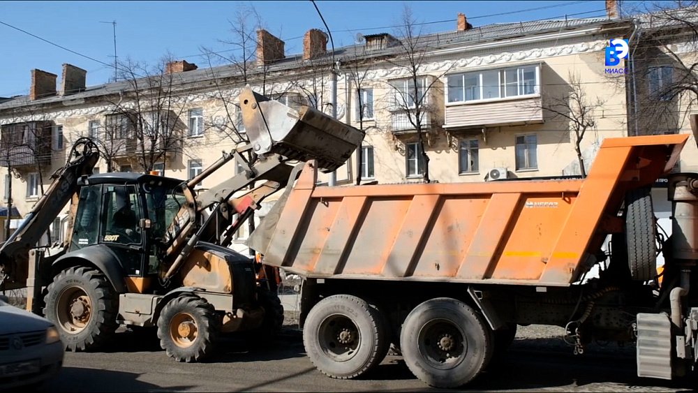 На улицах Миасса проходит весенняя уборка