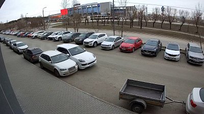 В Челябинске девушка на «Порш Каен» протаранила несколько автомобилей на парковке