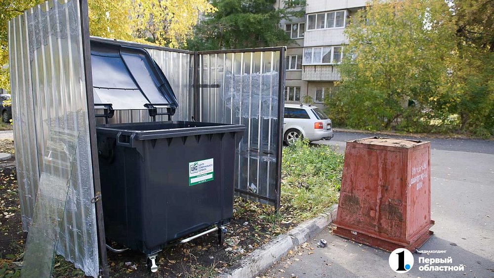 Челябинцам напомнили про штрафы за парковку машин возле мусорок