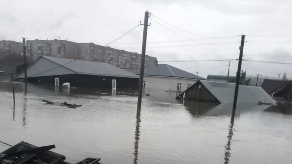 Специалисты МЧС России круглосуточно устраняют последствия паводка и спасают людей