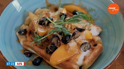 Вафли с яблоками и карамелью в рубрике «Завтрак с шеф-поваром»