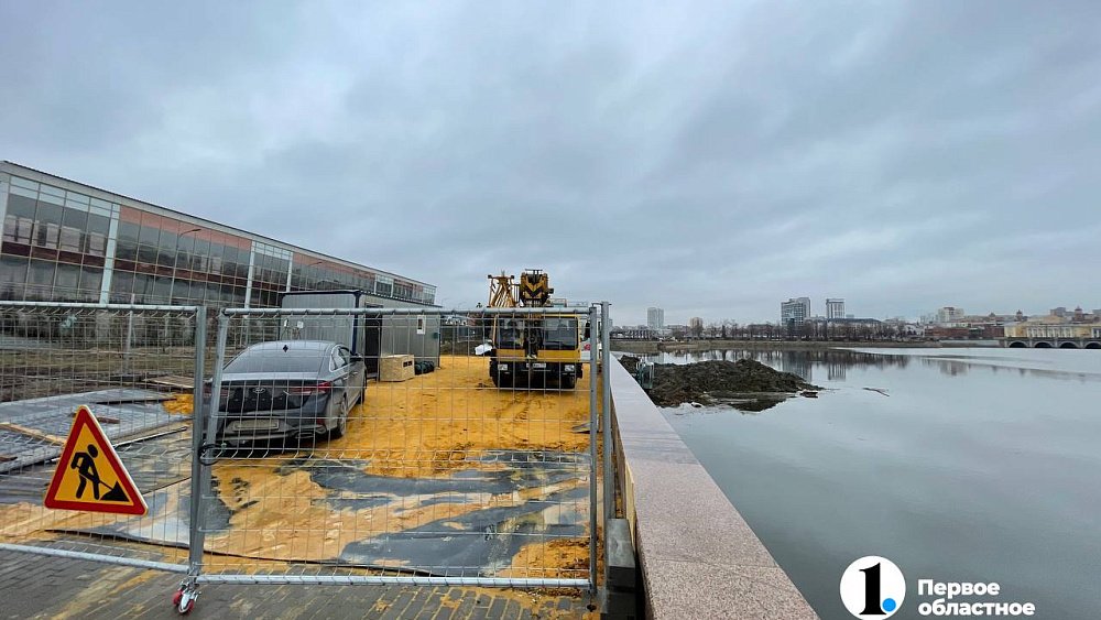 Набережную в центре Челябинска огородили для очистки реки Миасс