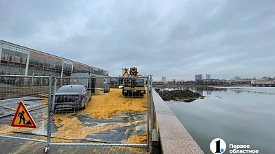 Набережную в центре Челябинска огородили для очистки реки Миасс