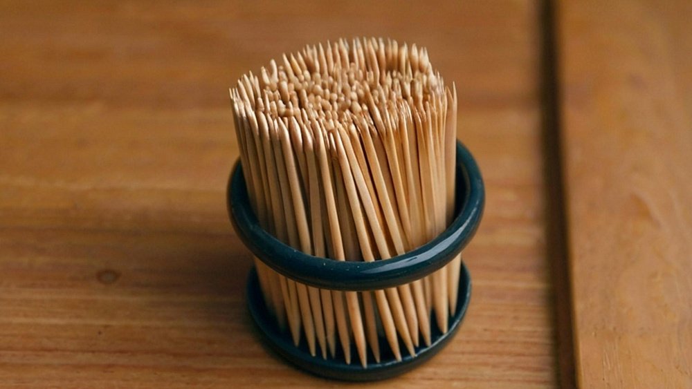 Стоматологи рекомендуют отказаться от зубочисток