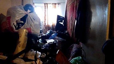 В Миассе спасатели эвакуировали пожилую женщину из захламленной квартиры