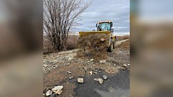 В Челябинской области из‑за паводка размыло дорогу на въезде в село