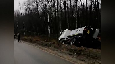 В Челябинской области на трассе М-5 из-за грузовика в кювете временно ограничили движение