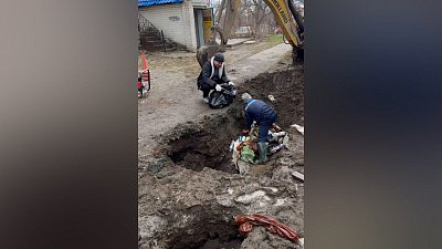 В Миассе подтопило участок дороги и территории домов из-за шин и кресла в ливневой канализации