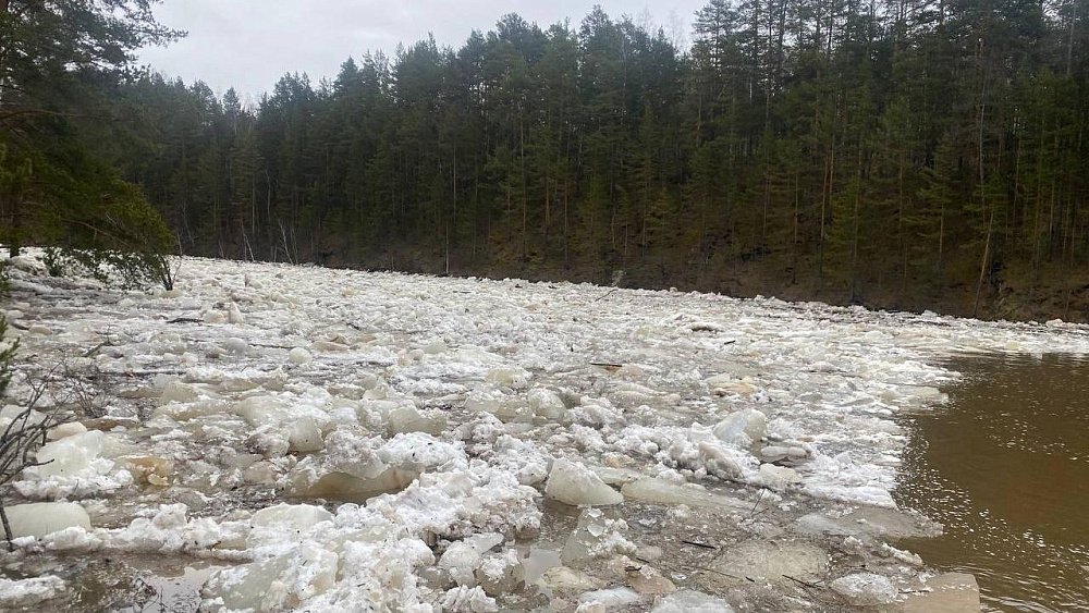 На реке Юрюзань в Челябинской области начался мощный ледоход
