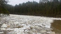 На реке Юрюзань в Челябинской области начался мощный ледоход