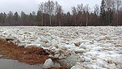 На реке Юрюзань в Челябинской области начался мощный ледоход