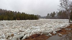 На реке Юрюзань в Челябинской области начался мощный ледоход