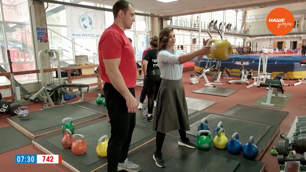 Ведущая нашего утра поднимает тяжести в сюжете «Гиревой спорт»