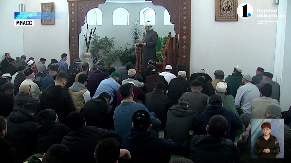 Верующие мусульмане отмечают Ураза-байрам