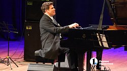 Денис Мацуев взял челябинцев в музыкальное путешествие «От классики до джаза»