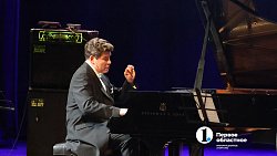 Денис Мацуев взял челябинцев в музыкальное путешествие «От классики до джаза»