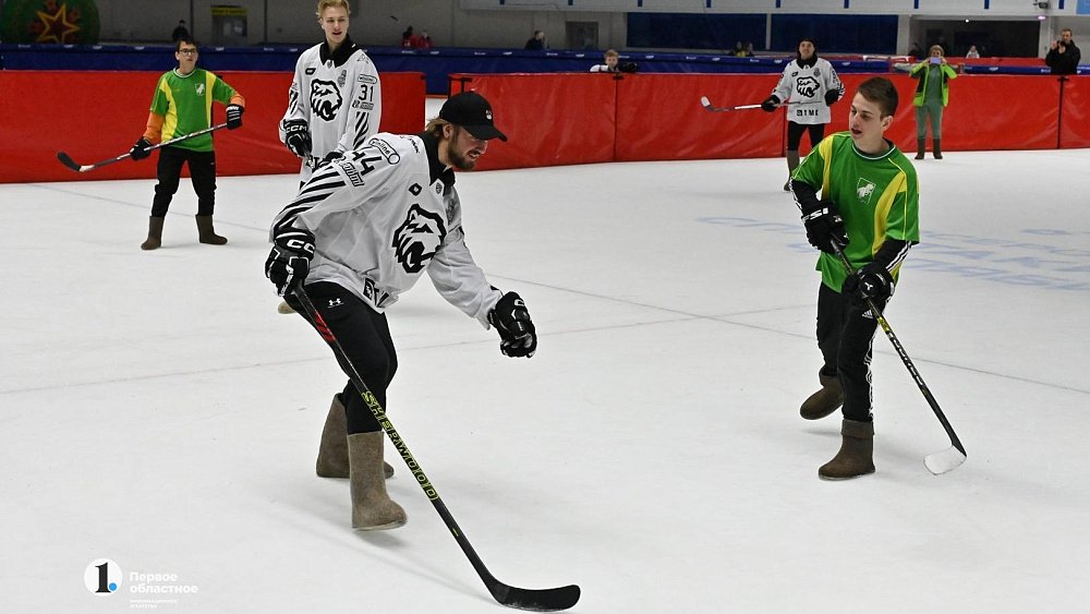 Почти 400 детей сыграли в хоккей в валенках на льду «Уральской молнии»
