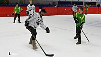 Почти 400 детей сыграли в хоккей в валенках на льду «Уральской молнии»