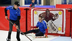 Почти 400 детей сыграли в хоккей в валенках на льду «Уральской молнии»