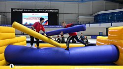 Почти 400 детей сыграли в хоккей в валенках на льду «Уральской молнии»