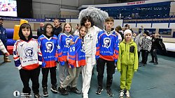 Почти 400 детей сыграли в хоккей в валенках на льду «Уральской молнии»